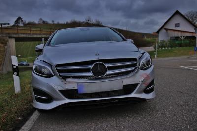 WINNENDEN: Kreuzungsunfall in Winnenden - Feuerwehr befreit Fahrerin aus ihrem Pkw